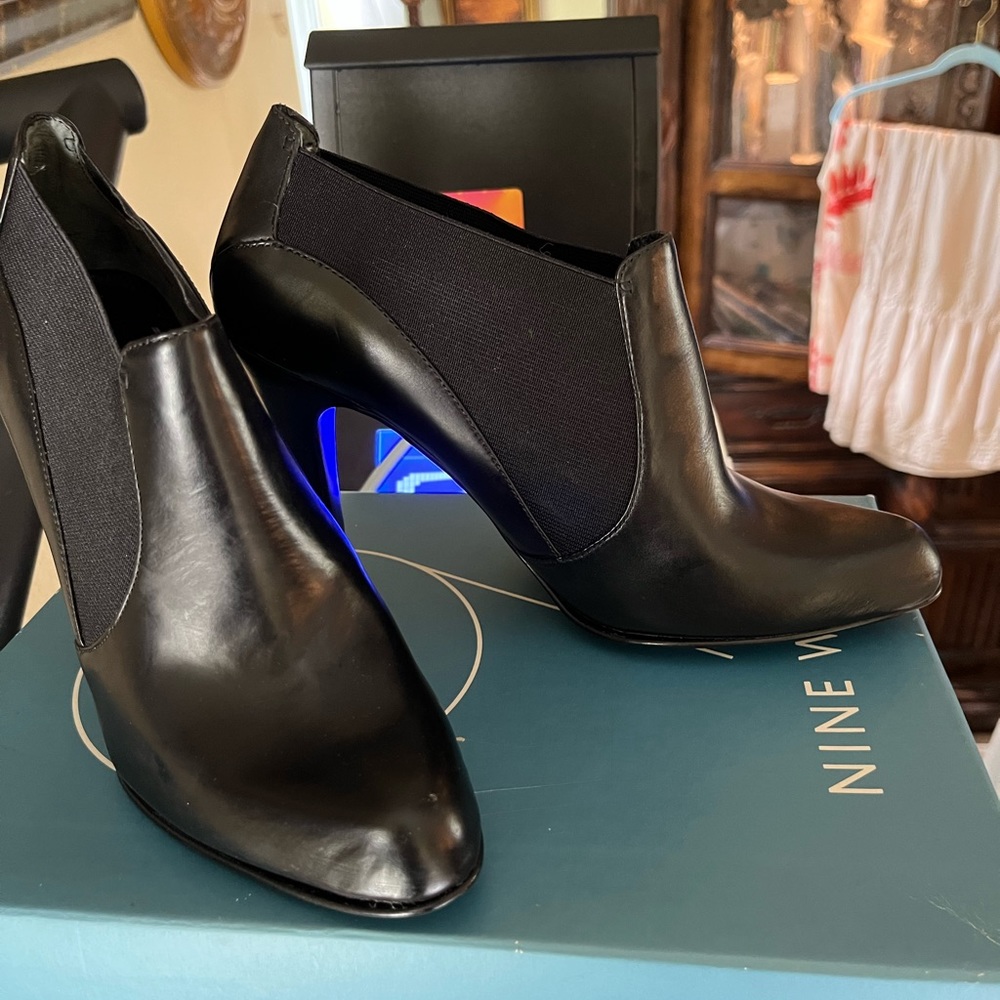 Nine West size 6 1/2 M New worn once beautiful black leather